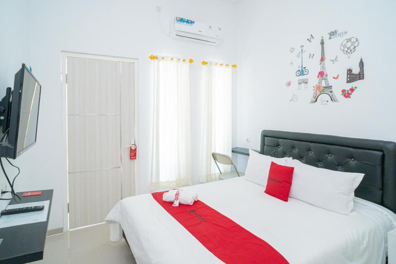 Отель Reddoorz Syariah At Winong Nganjuk Экстерьер фото
