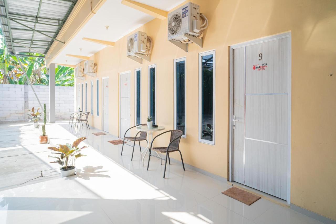 Отель Reddoorz Syariah At Winong Nganjuk Экстерьер фото