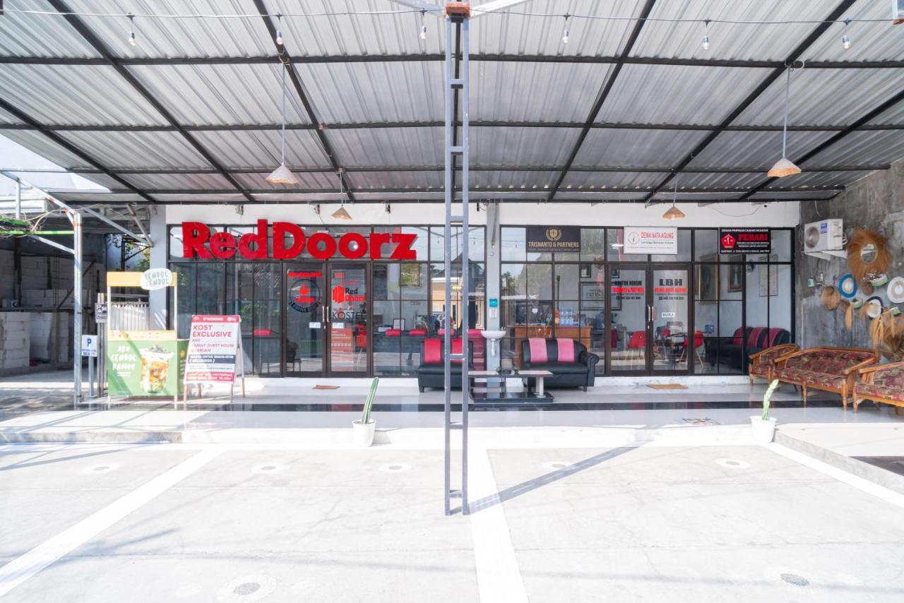 Отель Reddoorz Syariah At Winong Nganjuk Экстерьер фото